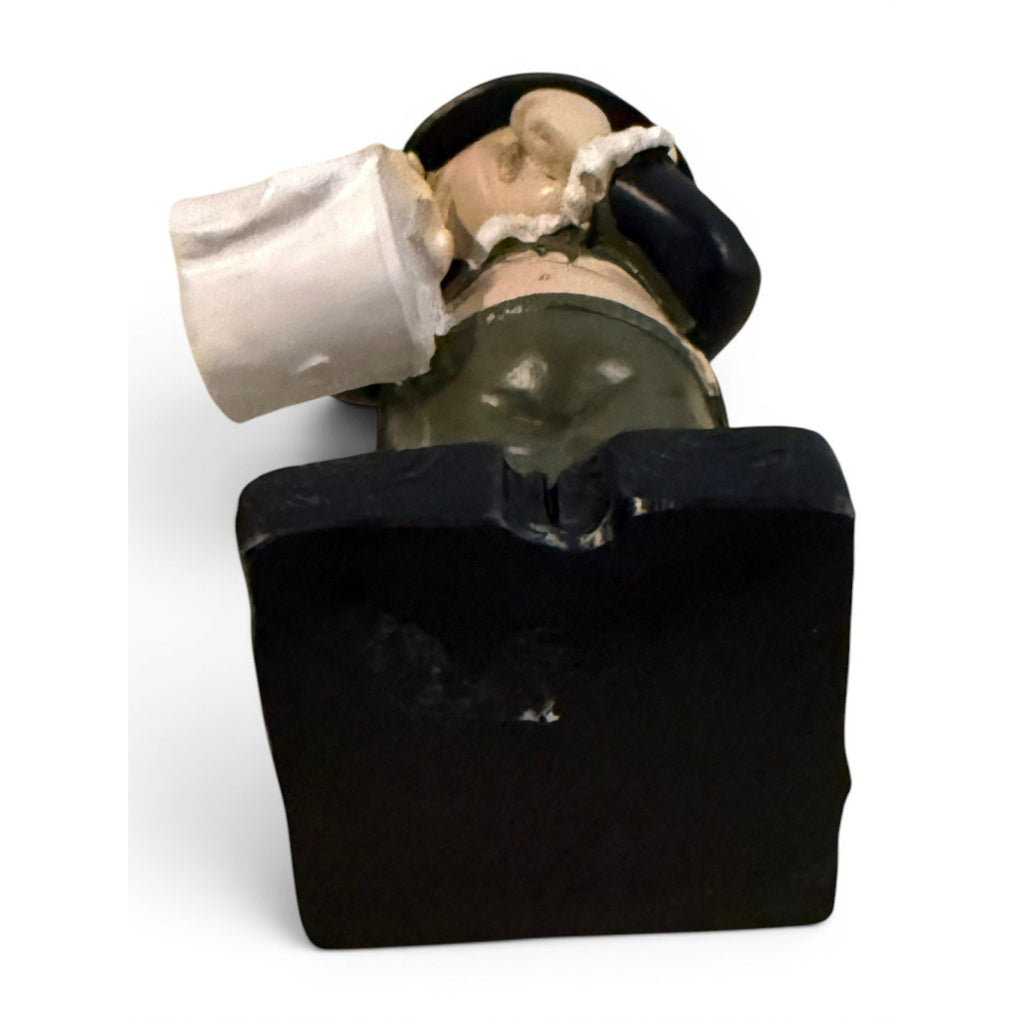 Toilet Butler Statue Resins Housekeeper Holding Nose Figure Funny Bathroom